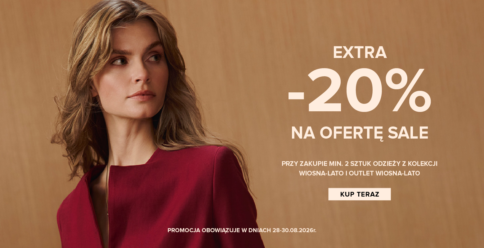 Kobieta w czerwonej sukience na tle drewnianej ściany. Baner informuje o dodatkowym rabacie 20% na ofertę sale.