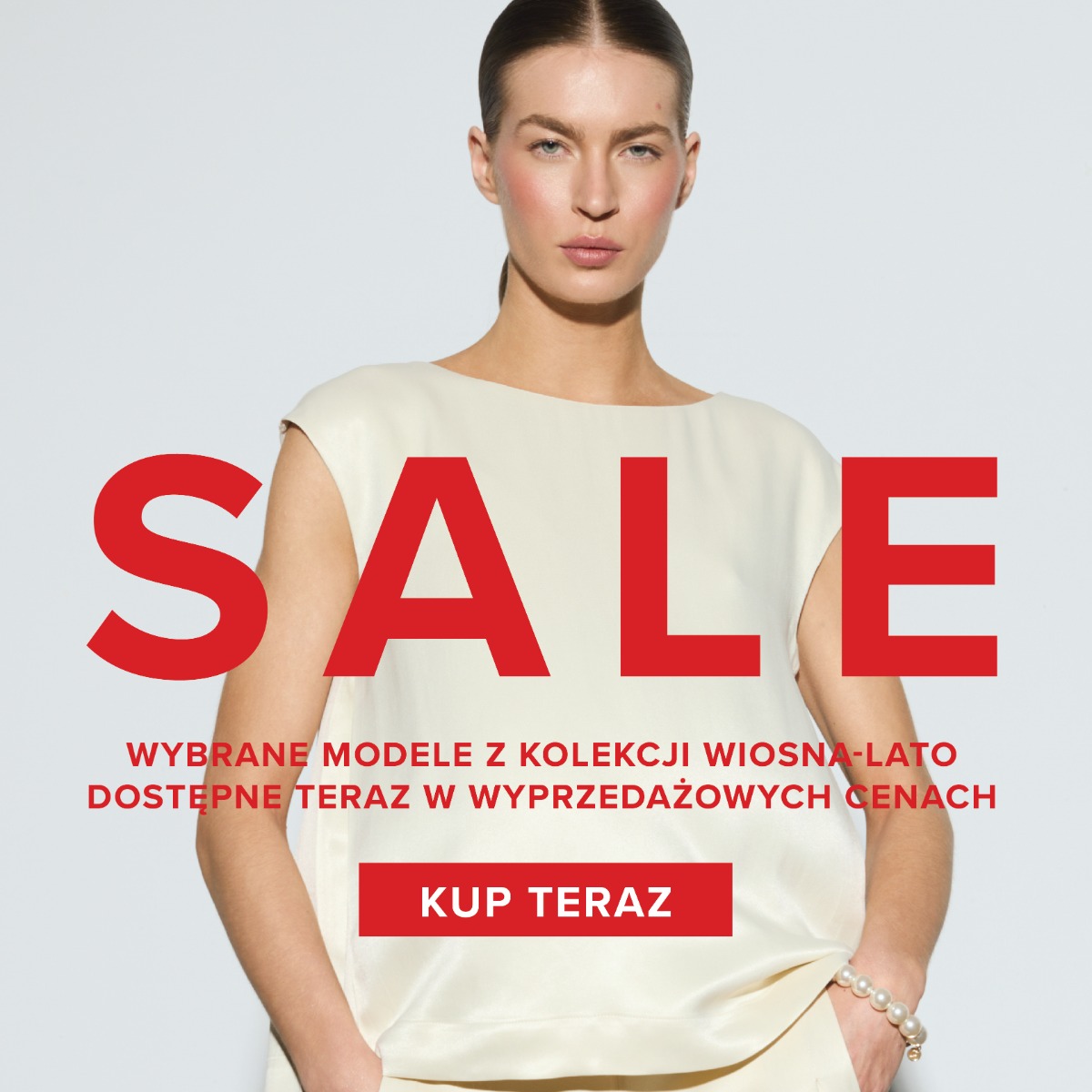 Wyprzedaż wybranych modeli z kolekcji wiosna–lato. Dostępne teraz w obniżonych cenach. Kobieta w jasnej bluzce na tle banera z napisem „SALE” oraz przyciskiem „Kup teraz”.