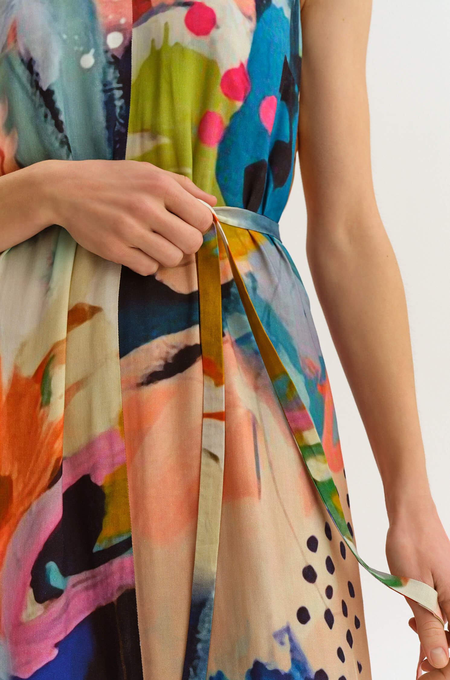 Wiskozowa sukienka z kolorowym printem