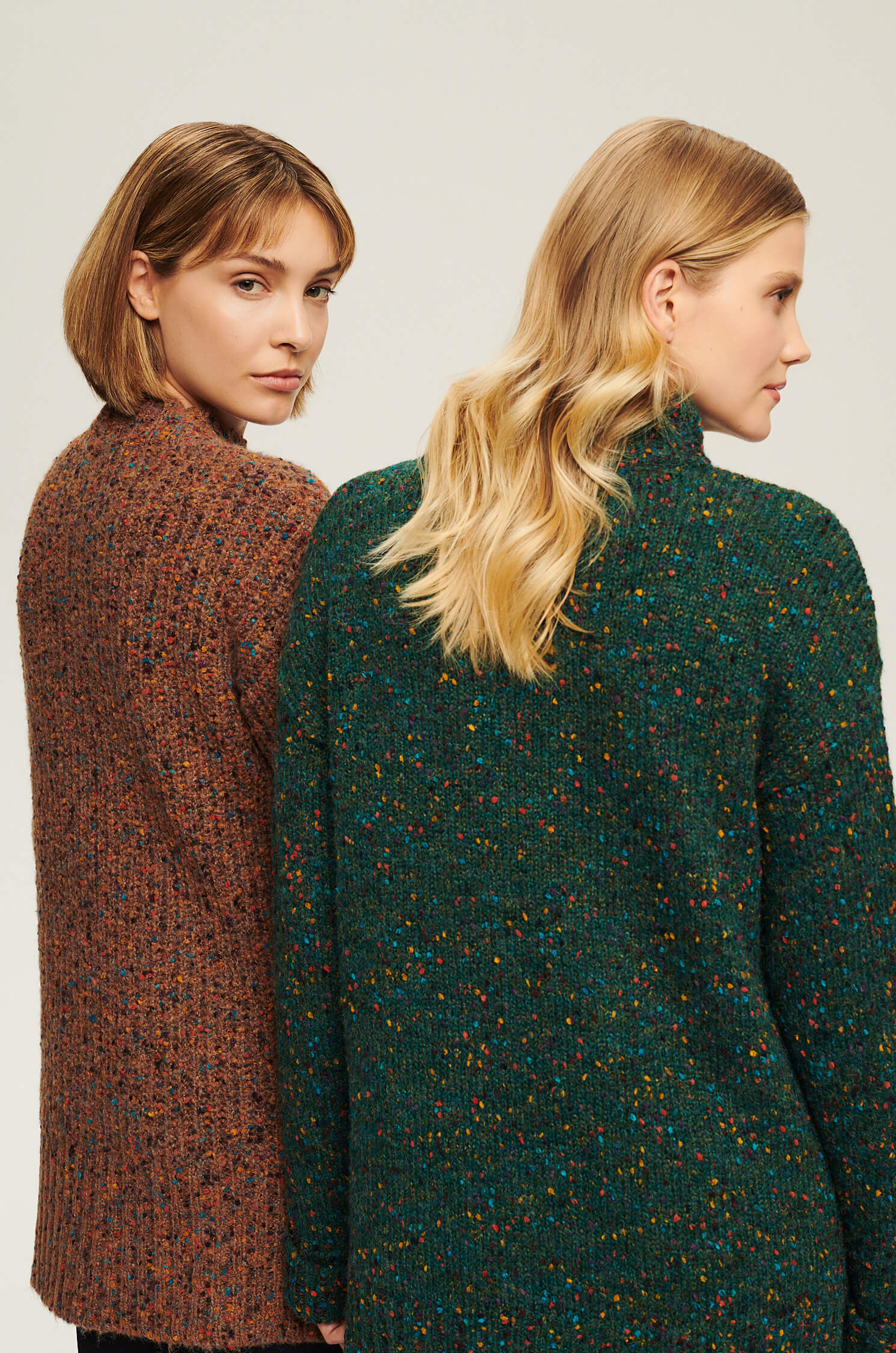 Sweter ze strukturalnej dzianiny