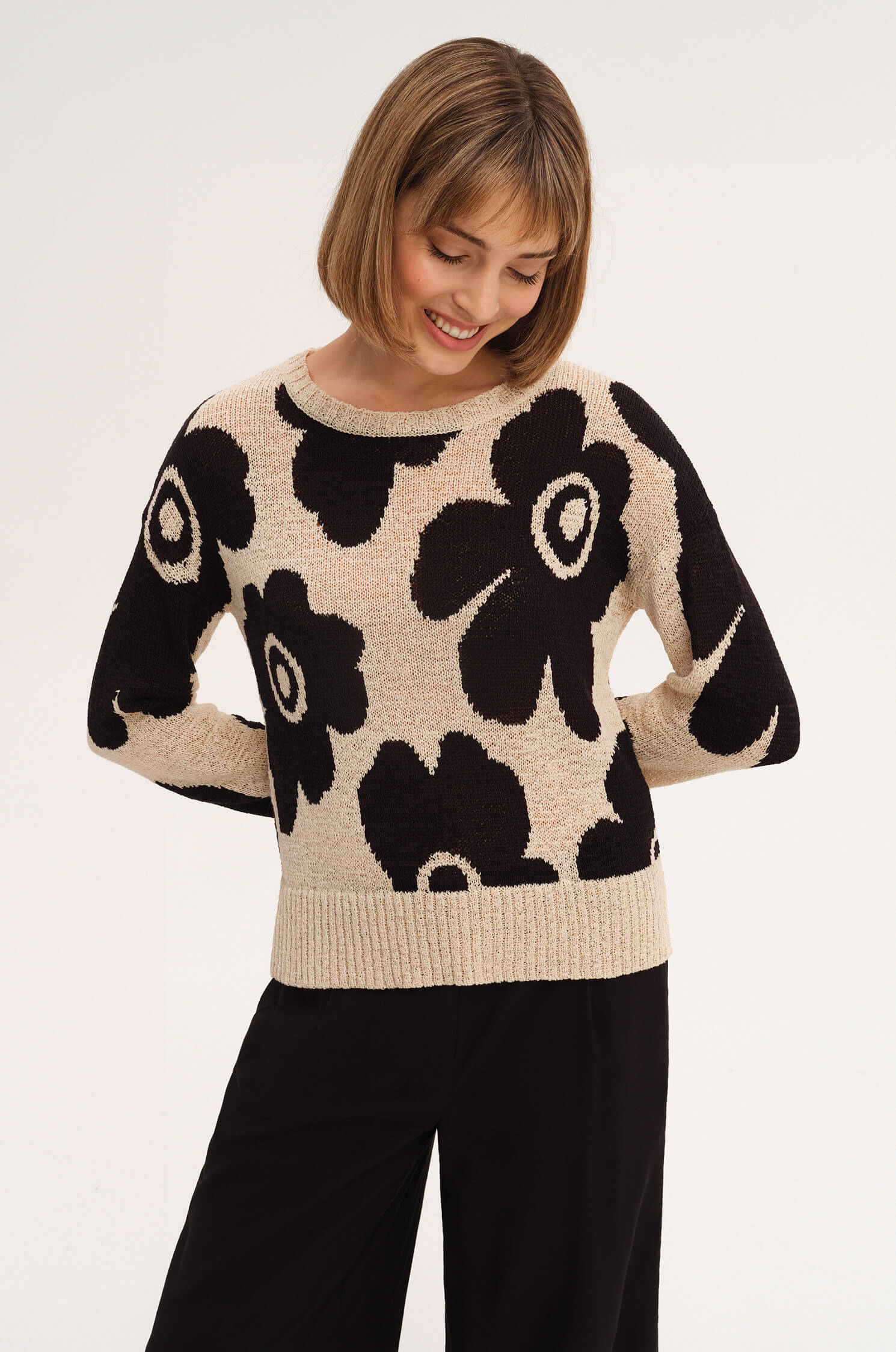 Sweter z autorskim printem w kwiaty