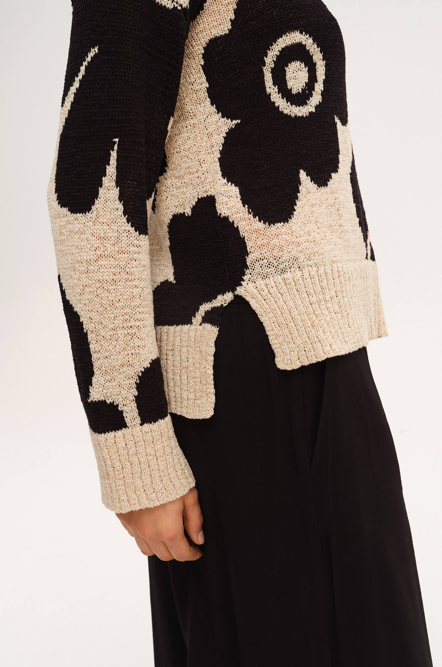 Sweter z autorskim printem w kwiaty