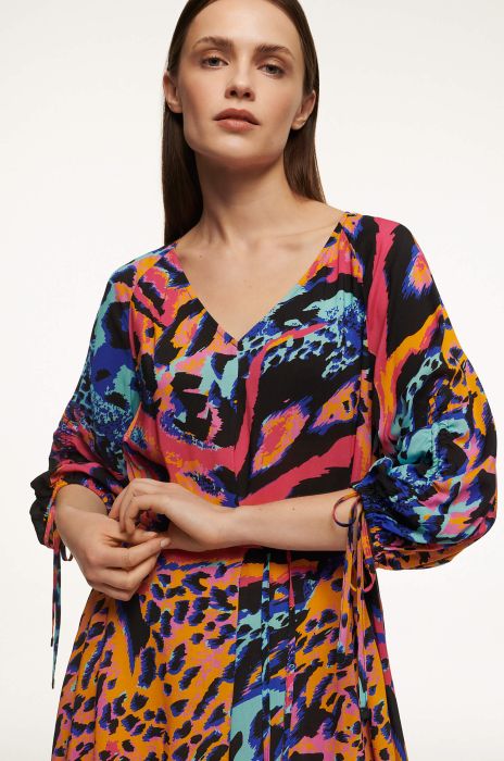 Sukienka z wiskozy w kolorowy print Solar Obraz 2