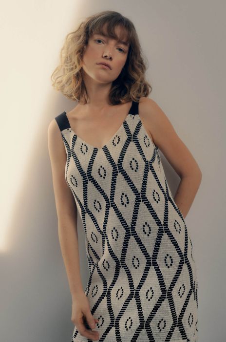 Sukienka ze strukturalno-ażurowej tkaniny Solar Obraz 5