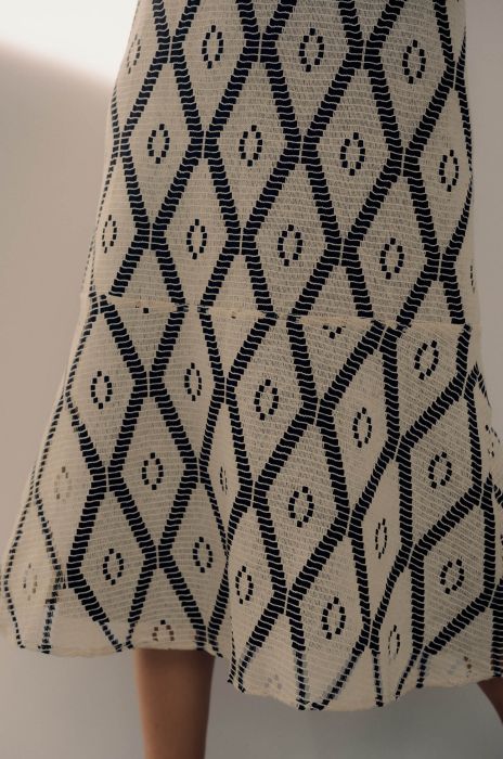 Sukienka ze strukturalno-ażurowej tkaniny Solar Obraz 1