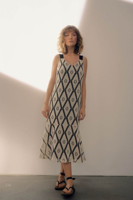 Sukienka ze strukturalno-ażurowej tkaniny Solar Obraz 6