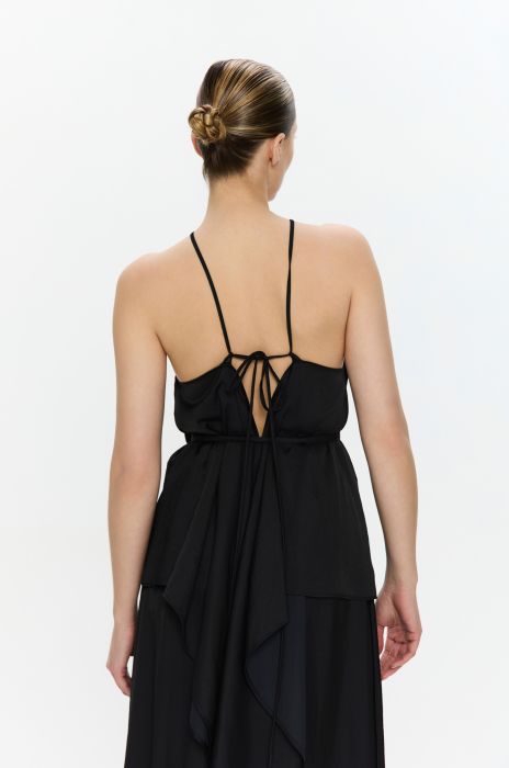 Czarna satynowa sukienka z falbaną Solar Obraz 4