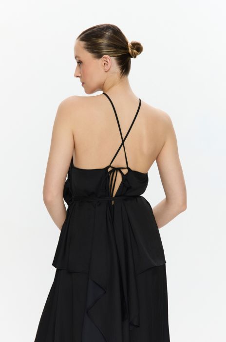 Czarna satynowa sukienka z falbaną Solar Obraz 5