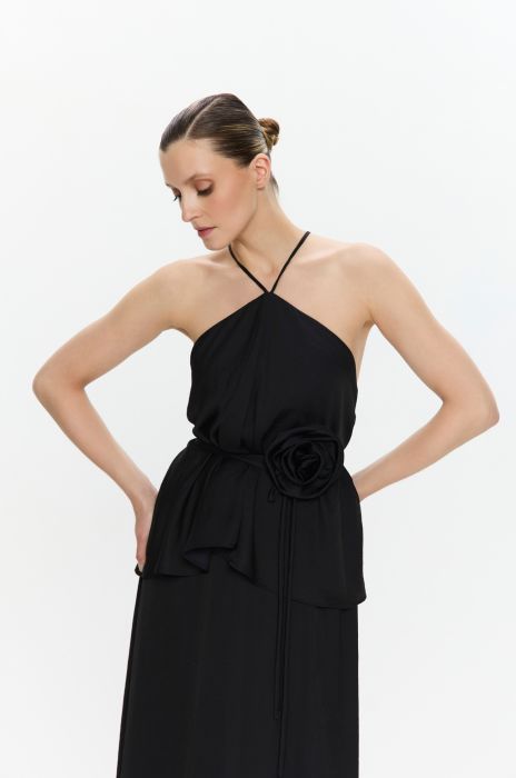 Czarna satynowa sukienka z falbaną Solar Obraz 6