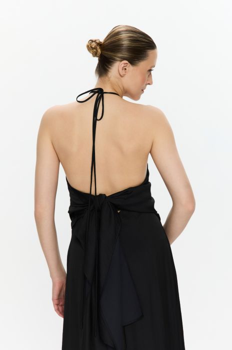 Czarna satynowa sukienka z falbaną Solar Obraz 7