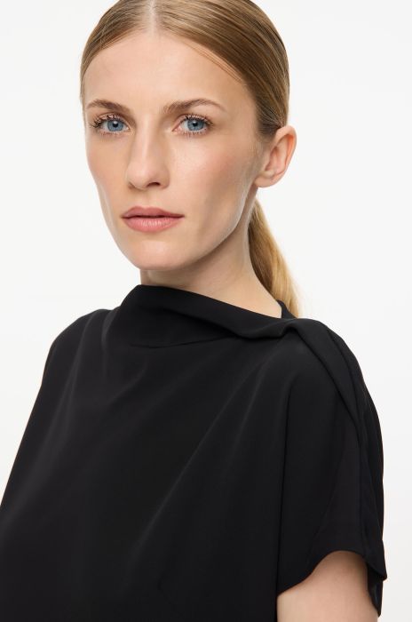 Czarna sukienka ze stójką Solar Obraz 3