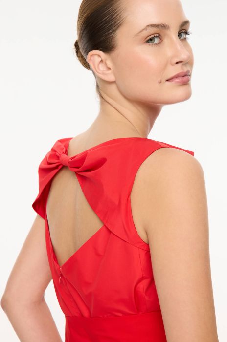 Czerwona sukienka z efektownym wycięciem z tyłu Solar Obraz 3
