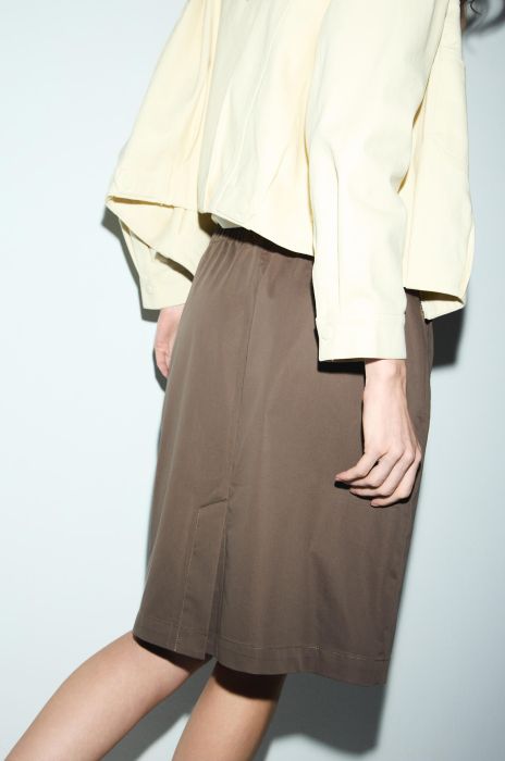 Brązowa spódnica z kieszeniami Solar Obraz 3