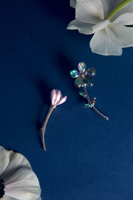 Broszka kwiat z opalizującym wykończeniem Solar Obraz 1