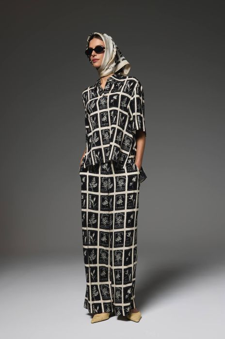 Wiskozowe spodnie z motywem znaczków Solar Obraz 1