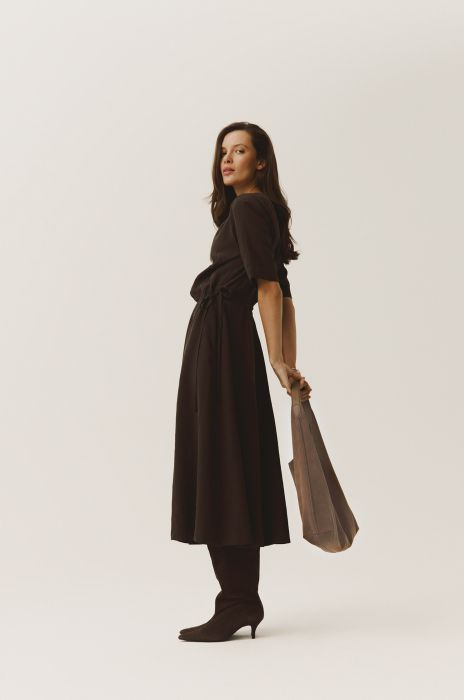 Brązowa sukienka midi Solar Obraz 1