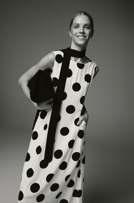 Sukienka midi w grochy z paskiem Solar Obraz 1