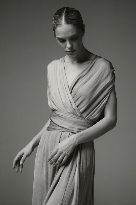 Błękitna sukienka midi z satynowej tkaniny Solar Obraz 3