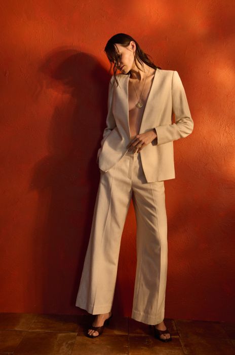 Beżowa marynarka z biżuteryjnym zapięciem Solar Obraz 2