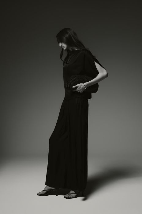 Satynowa czarna bluzka Solar Obraz 3