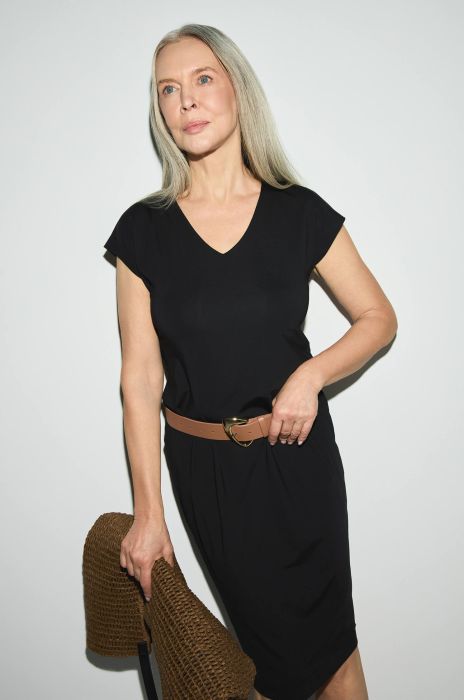 Czarna dopasowana sukienka Solar Obraz 3