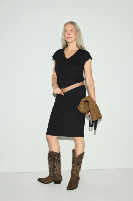 Czarna dopasowana sukienka Solar Obraz 1