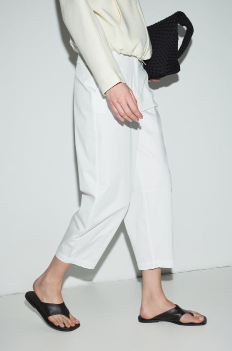 Białe spodnie ze zwężaną nogawką Solar Obraz 2