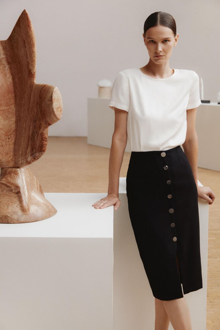 Ołówkowa spódnica z ozdobnymi guzikami