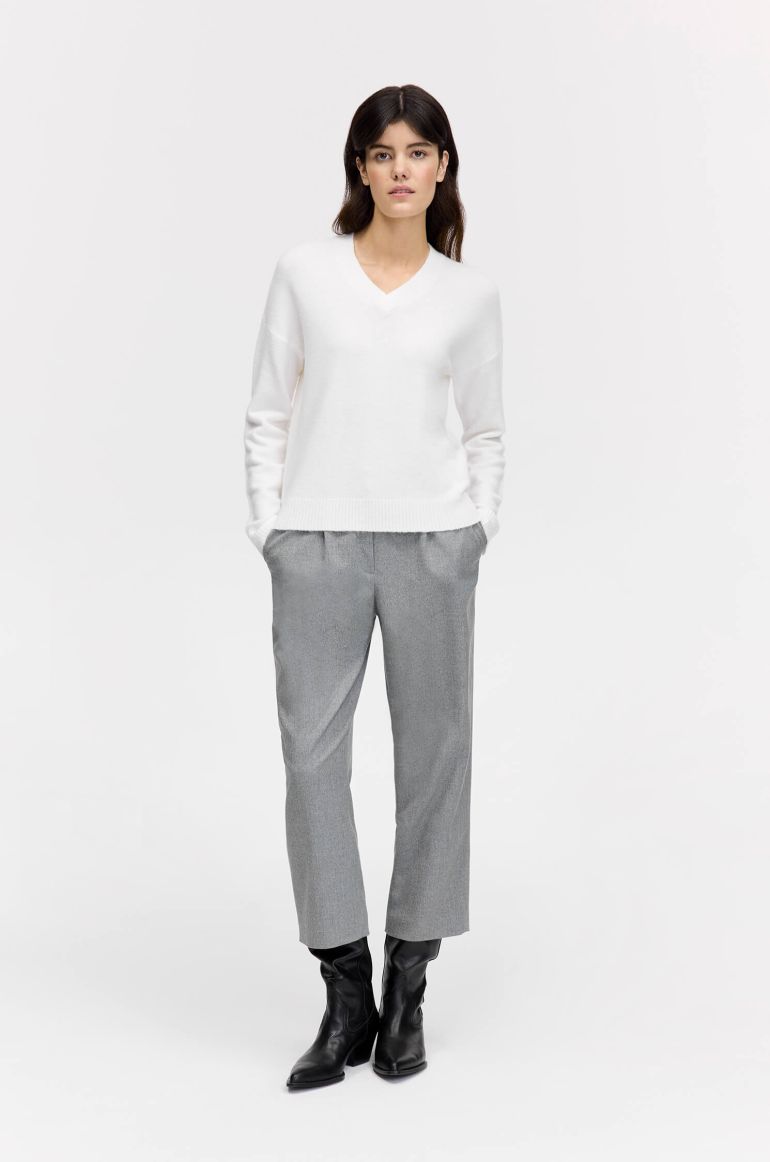 Sweter z dekoltem v