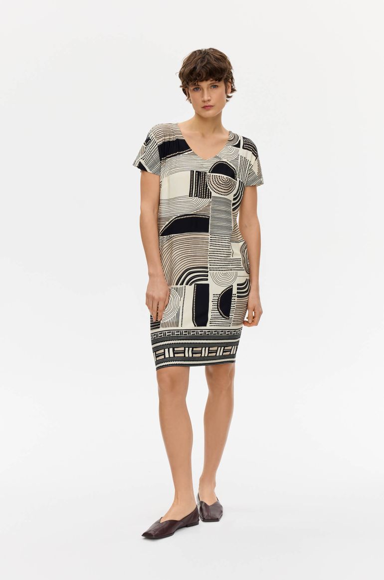 Trykotowa sukienka w geometryczny print
