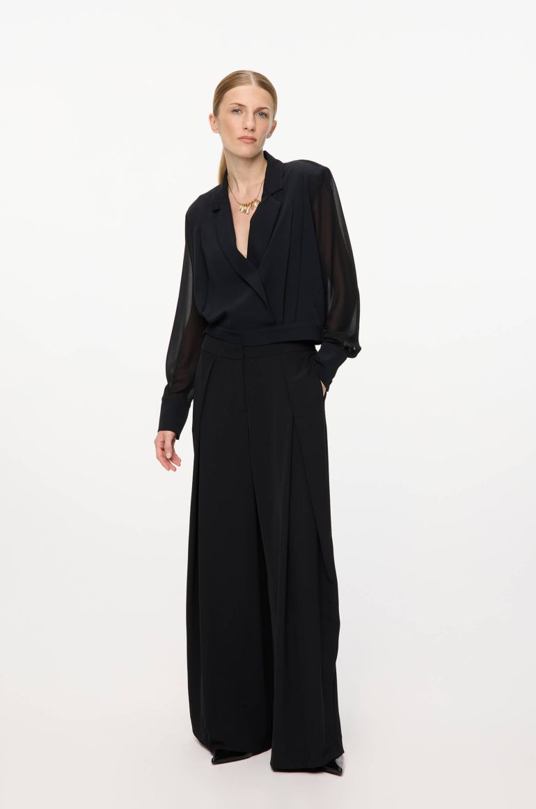 Elegancka czarna bluzka z dekoltem w rewers