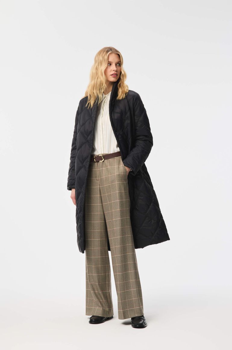 Pikowany płaszcz wiązany w pasie