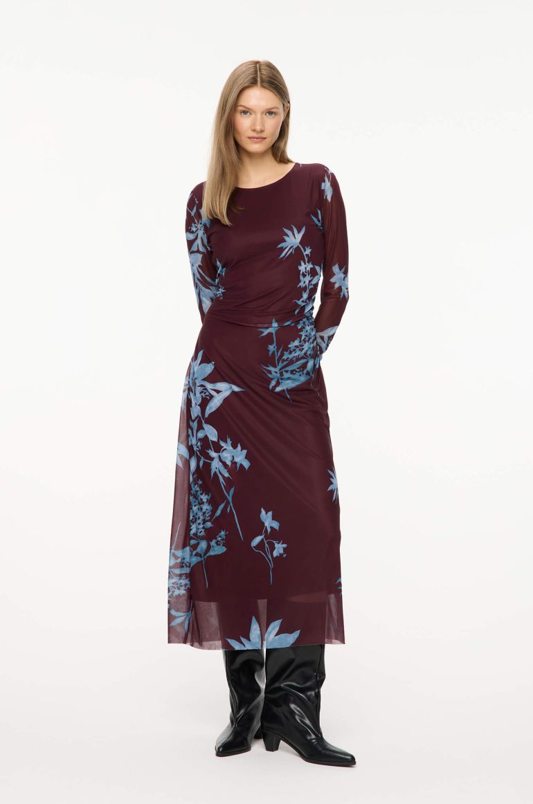 Burgundowa sukienka w niebieski print