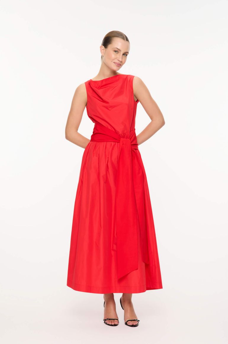 Czerwona sukienka z efektownym wycięciem z tyłu