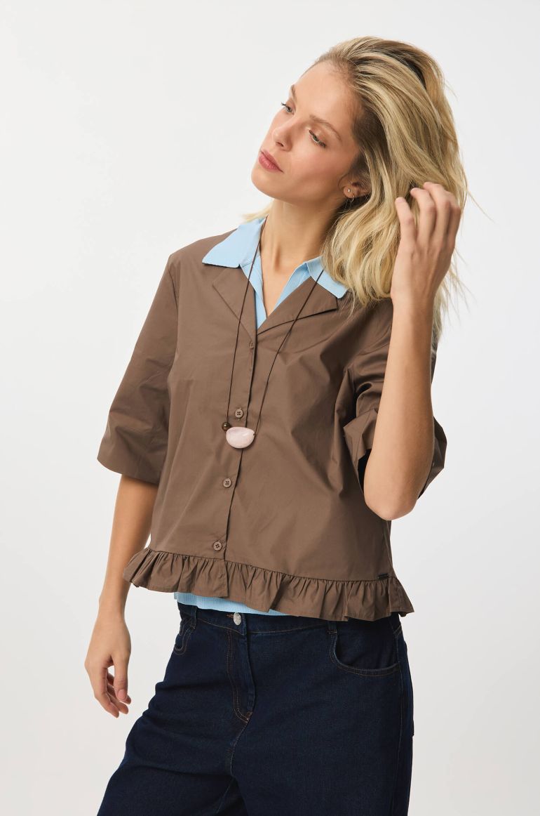 Brązowa koszula z ozdobną falbaną