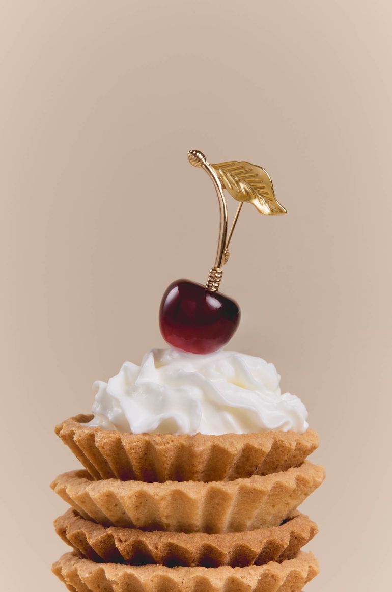 Złota broszka w kształcie wiśni