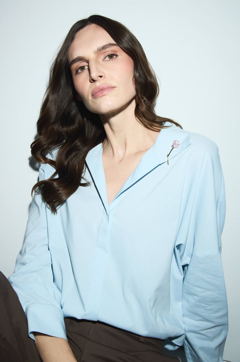 Pudroworóżowa broszka kwiat