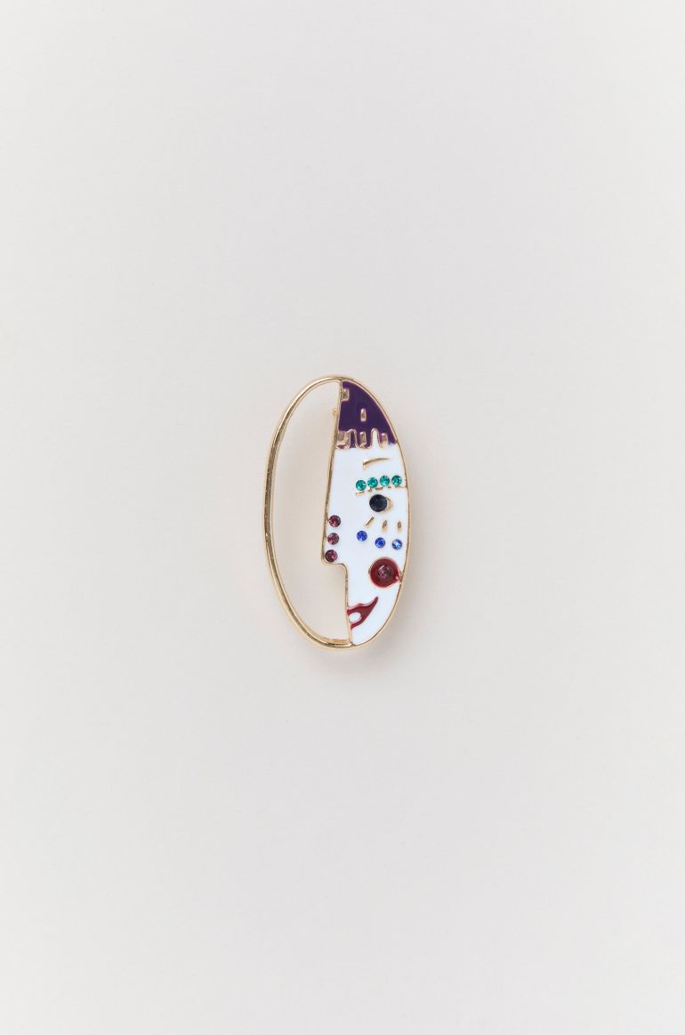 Owalna broszka z motywem twarzy