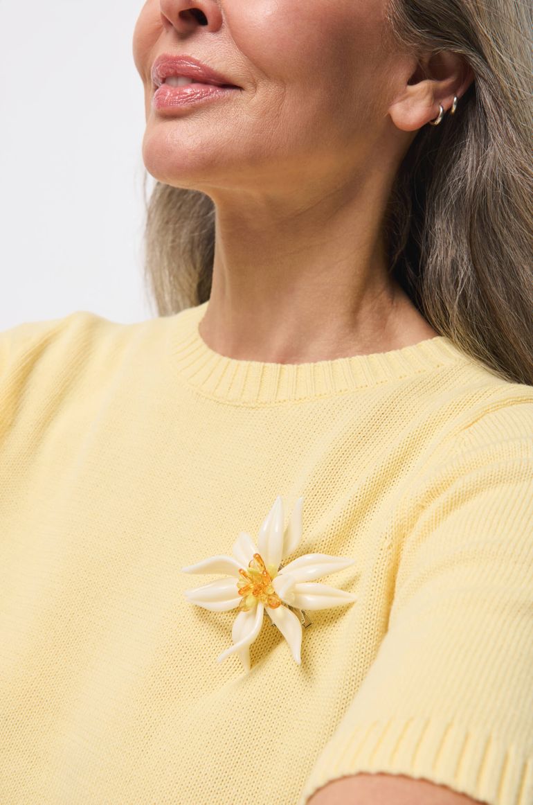 Broszka z dekoracyjnym środkiem