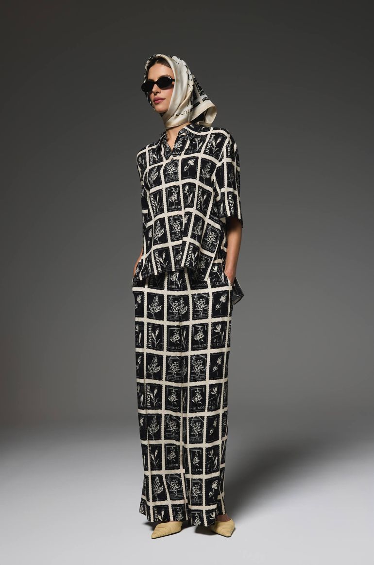 Wiskozowe spodnie z motywem znaczków