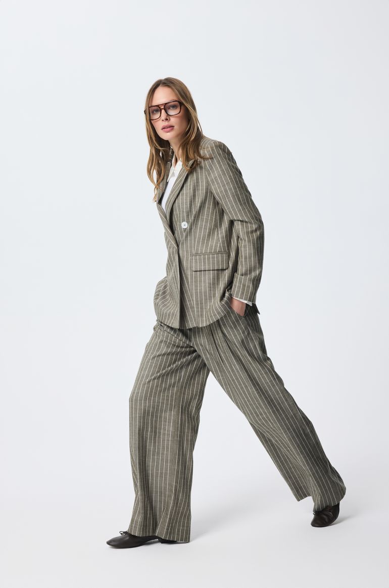 Spodnie khaki z szeroką nogawką w prążek