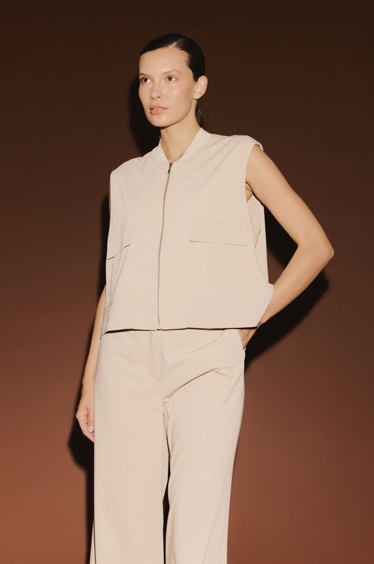 Beżowa kamizelka zapinana na zamek