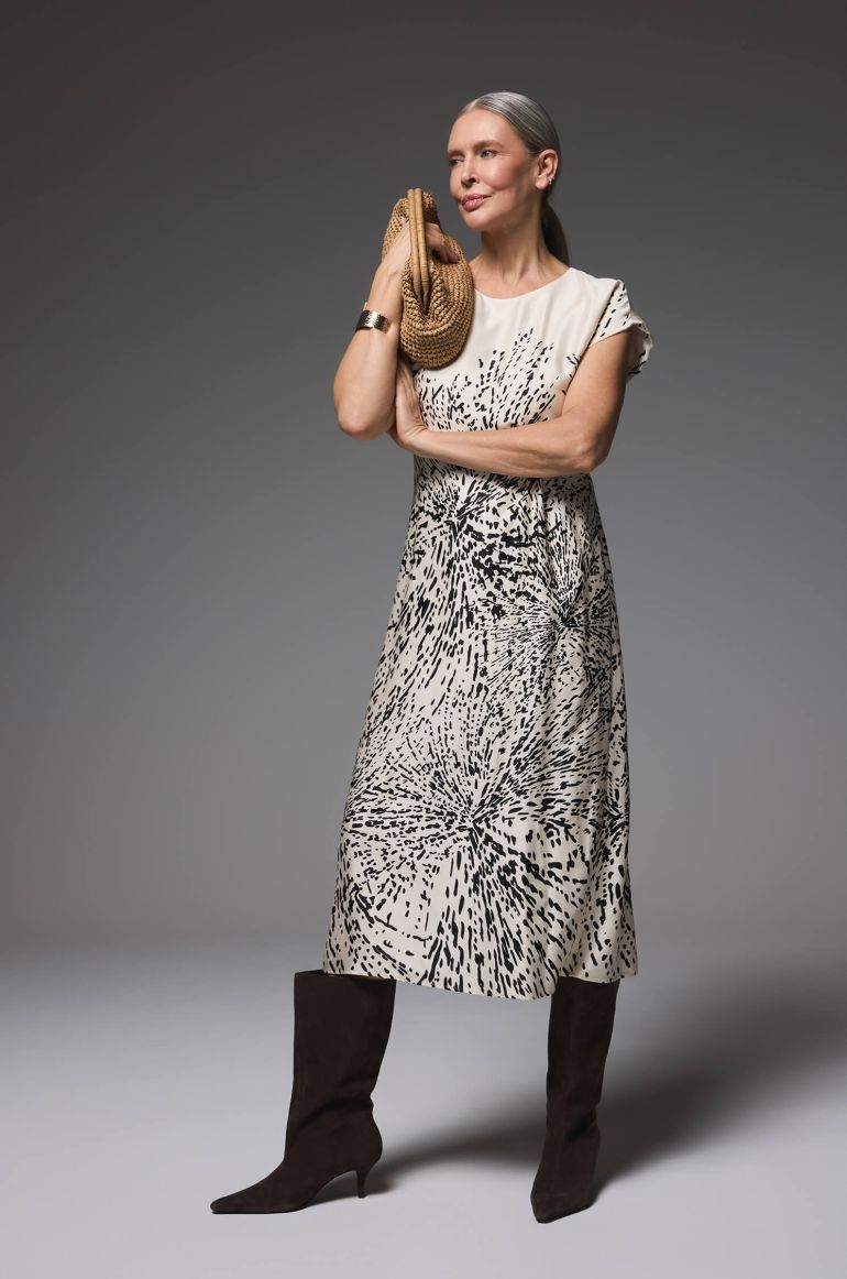 Satynowa sukienka z printem z wiskozy