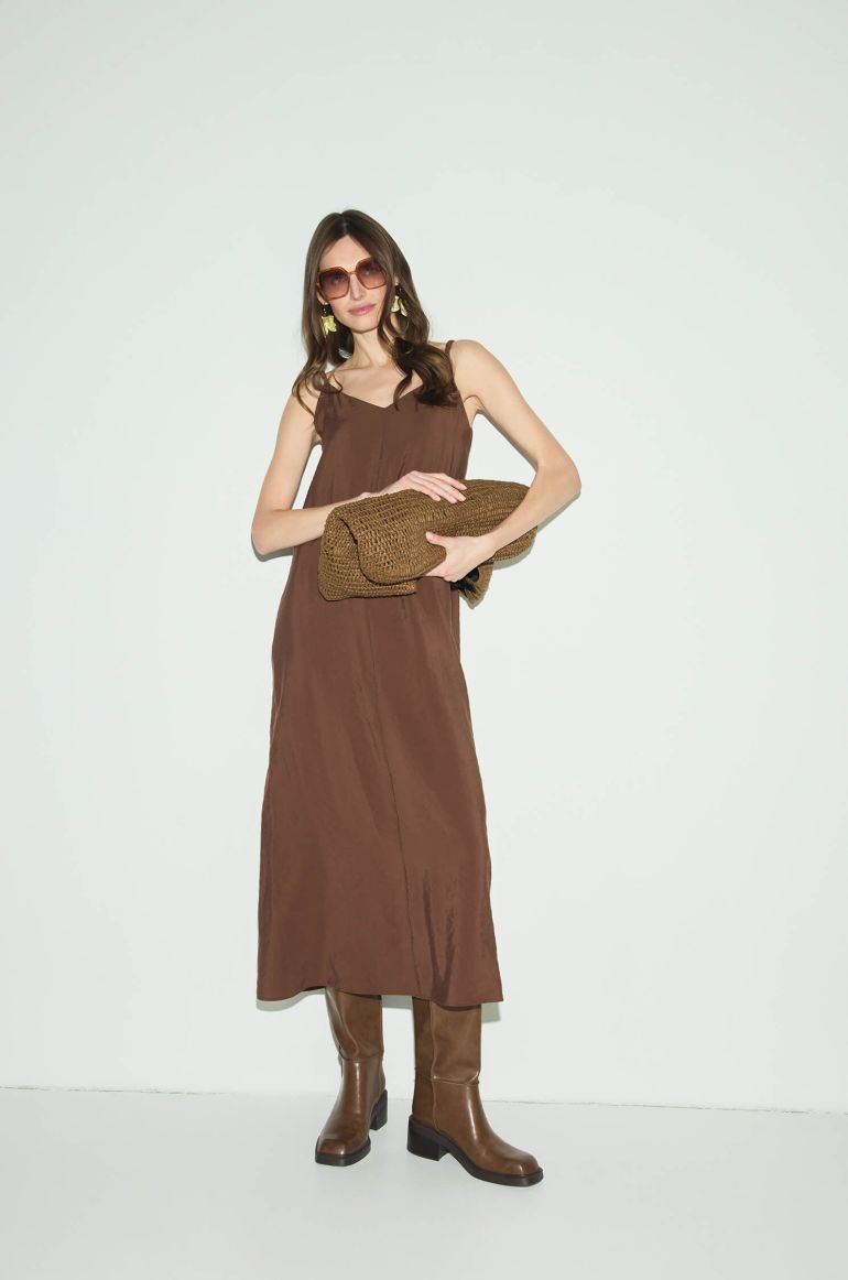 Brązowa sukienka na ramiączkach