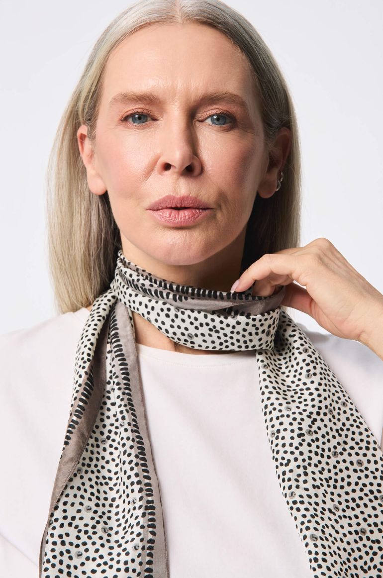 Jedwabny szal z autorskim printem