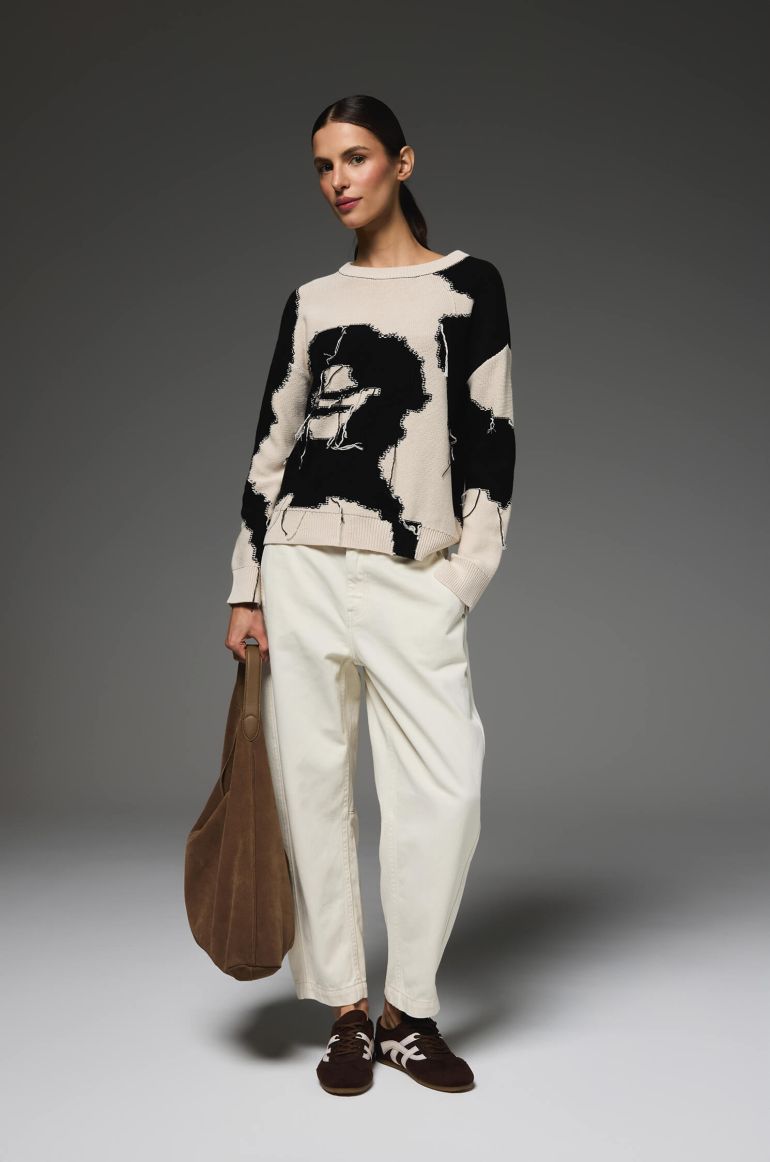 Sweter z kontrastowym wzorem autorskim