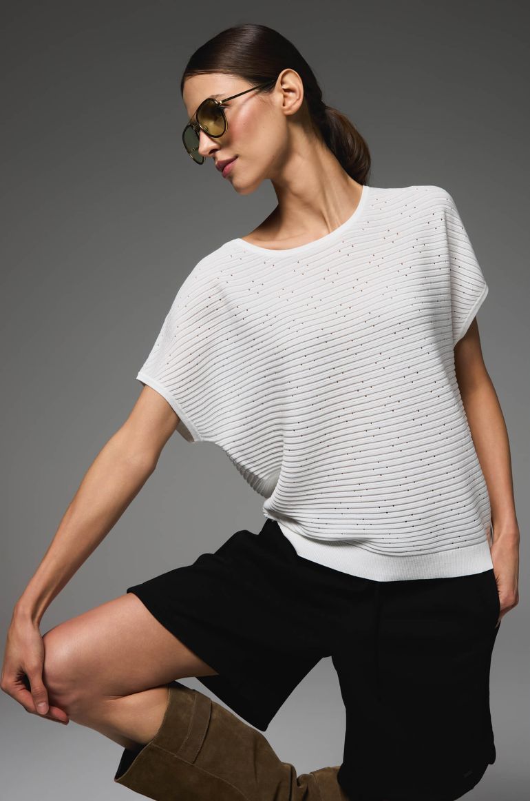 Bluzka wykonana ażurowym ściegiem