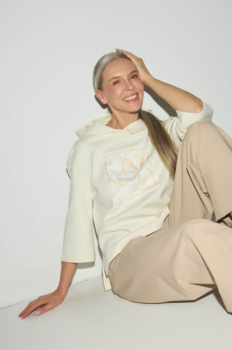 Beżowa bluza z autorską aplikacją