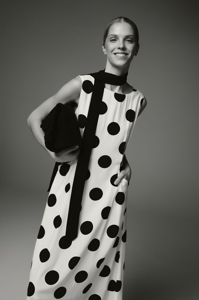 Sukienka midi w grochy z paskiem