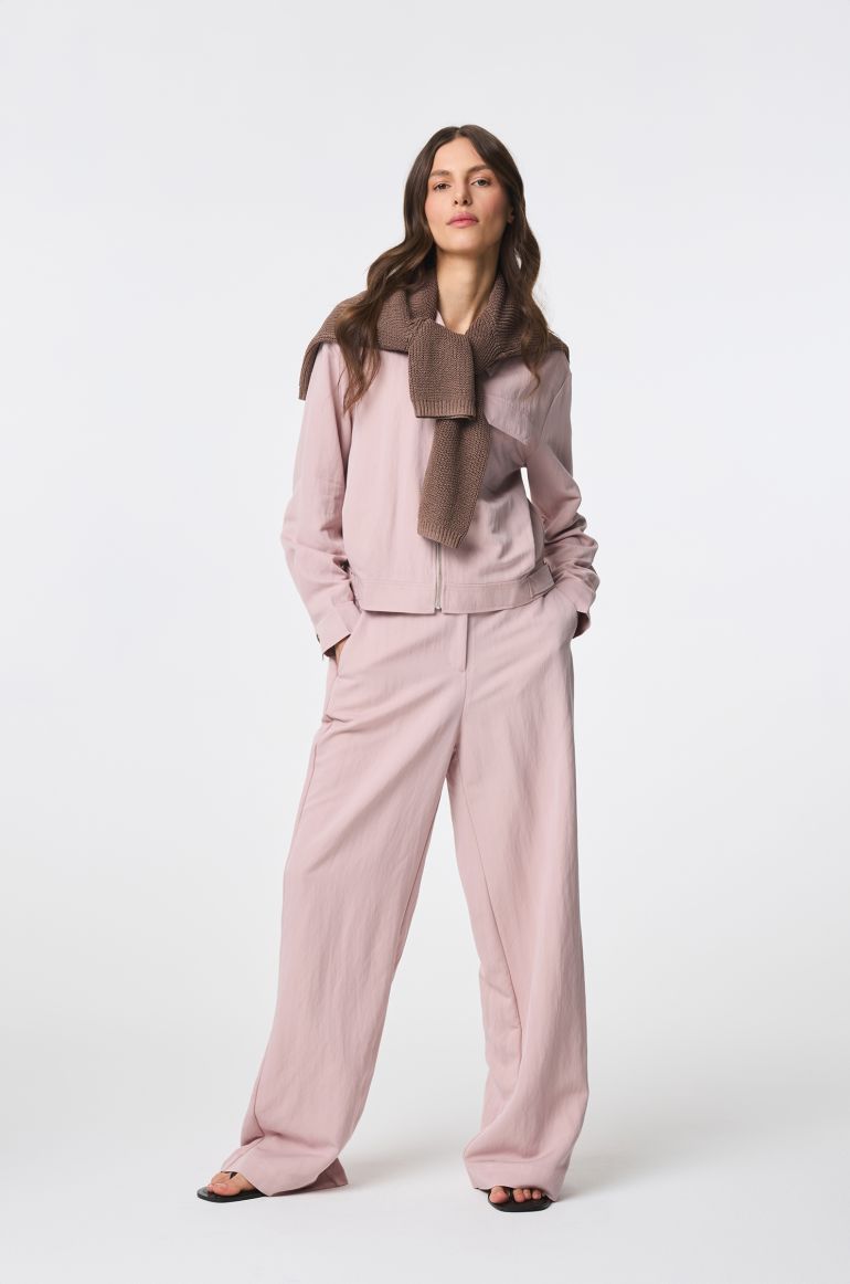 Jasnoróżowe spodnie z szeroką nogawką
